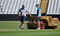 Joe Root speaks to Gary Barwell before England’s Test against New Zealand at Edgbaston in 2021.