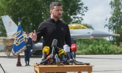Zelenskiy speaks in front of an F-16