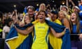 Mondo Duplantis celebrates with his family and friends after winning pole vault gold, then setting a new world record.
