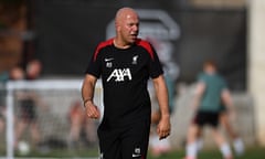 Arne Slot on the training pitch.